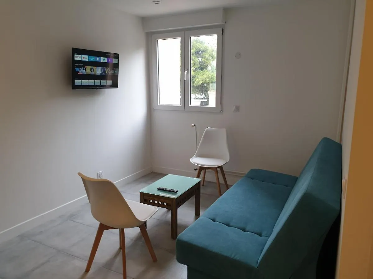 Appartements Renove 2023 Proche Aeroport 5Min, Gare Sncf 2 Min, Tramway Au Pied De L'Immeuble , Parking Possible, Renovated Apartments 2023 Near The Airport 5 Min, Train Station 2 Min, Tram Next To The Building 1 Min, Parking Possible Nice 0*,