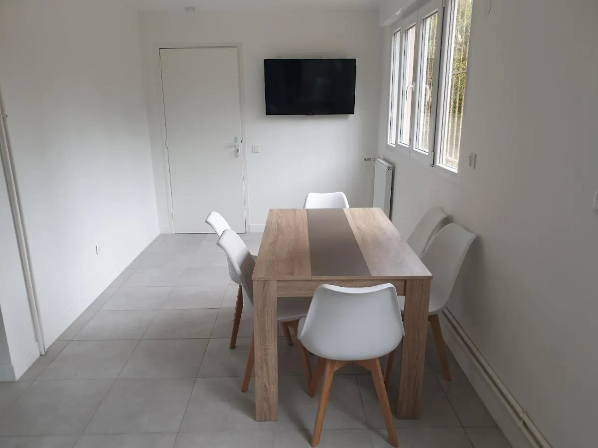 Appartements Renove 2023 Proche Aeroport 5Min, Gare Sncf 2 Min, Tramway Au Pied De L'Immeuble , Parking Possible, Renovated Apartments 2023 Near The Airport 5 Min, Train Station 2 Min, Tram Next To The Building 1 Min, Parking Possible Nice