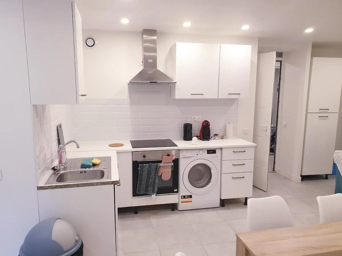 Appartements Renove 2023 Proche Aeroport 5Min, Gare Sncf 2 Min, Tramway Au Pied De L'Immeuble , Parking Possible, Renovated Apartments 2023 Near The Airport 5 Min, Train Station 2 Min, Tram Next To The Building 1 Min, Parking Possible Nice France