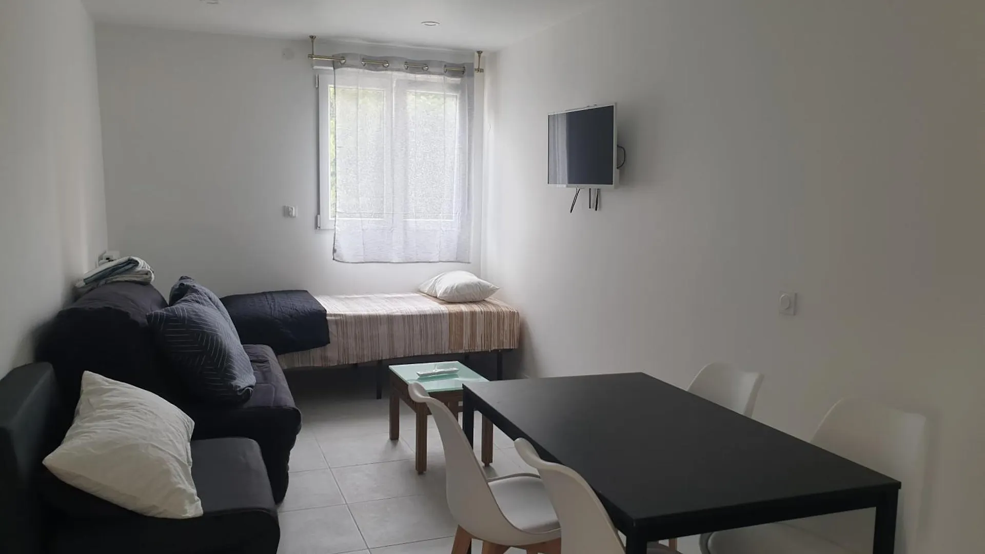 Appartements Renove 2023 Proche Aeroport 5Min, Gare Sncf 2 Min, Tramway Au Pied De L'Immeuble , Parking Possible, Renovated Apartments 2023 Near The Airport 5 Min, Train Station 2 Min, Tram Next To The Building 1 Min, Parking Possible Nice