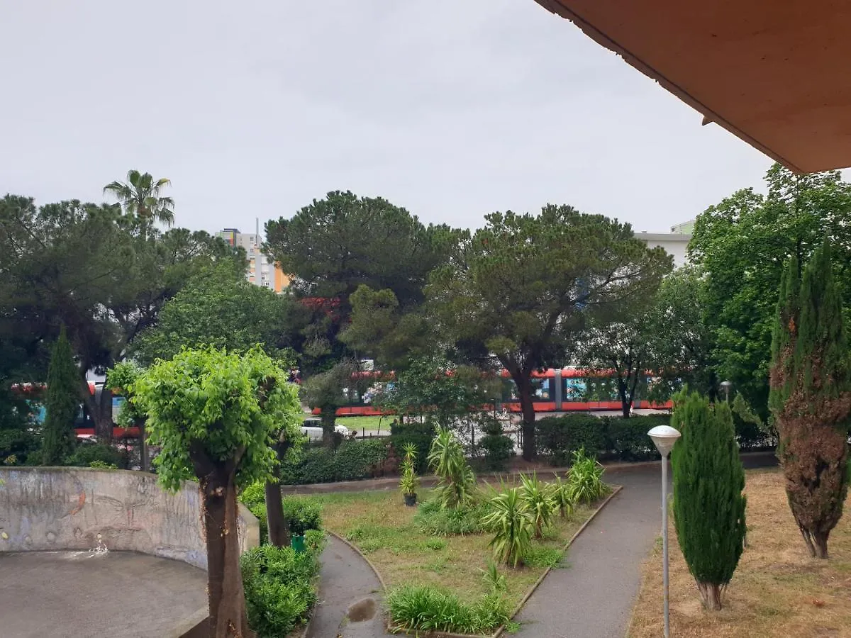 Appartements Renove 2023 Proche Aeroport 5Min, Gare Sncf 2 Min, Tramway Au Pied De L'Immeuble , Parking Possible, Renovated Apartments 2023 Near The Airport 5 Min, Train Station 2 Min, Tram Next To The Building 1 Min, Parking Possible Nice 0*,